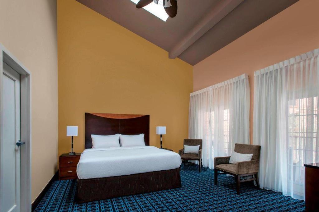 Hotel Fairfield & Downtown/inner Harbor 2*